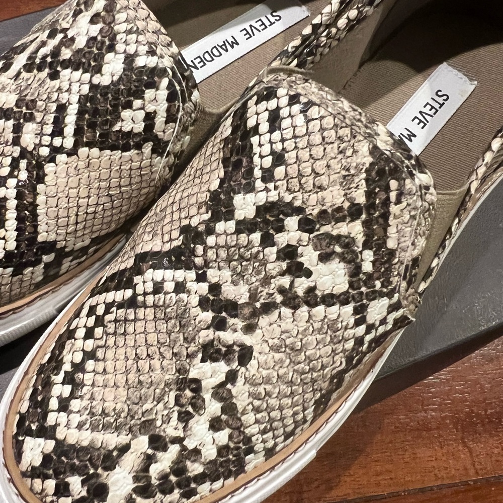 STEVE MADDEN ECENTRCQ SNAKE SKIN SLIP ON SNEAKERS NWOT - Picture 3 of 4